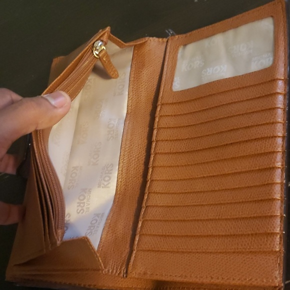 Mickeal kors wallet - Picture 3 of 5